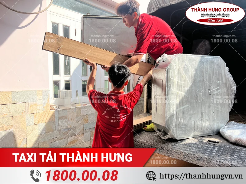 Nhân viên Thành Hưng đang vận chuyển đồ gỗ lên xe tải