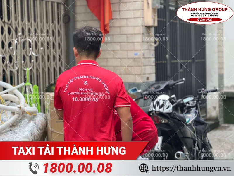Nhân viên Thành Hưng kiểm tra đồ đạc được đóng gói trước khi thực hiện vận chuyển