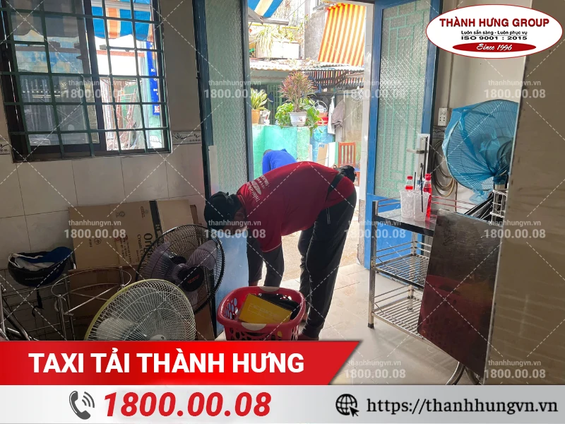 Nhân viên Thành Hưng chuẩn bị, sắp xếp đồ đạc trong nhà để vận chuyển