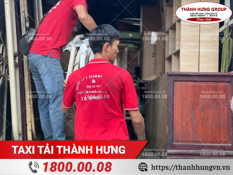 Nhân viên Thành Hưng vận chuyển đồ đạc cồng kềnh lên xe