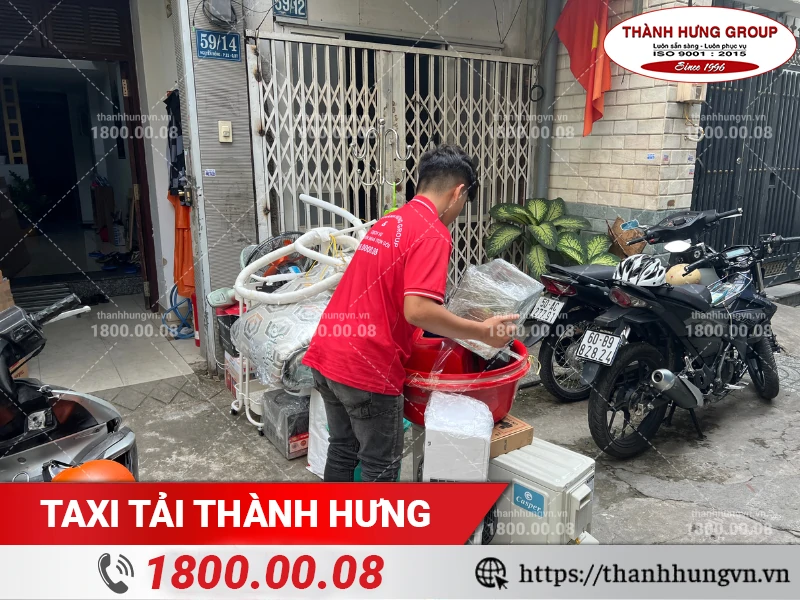 Nhân viên Thành Hưng tập kết đồ trước nhà chuẩn bị bốc xếp ra xe tải