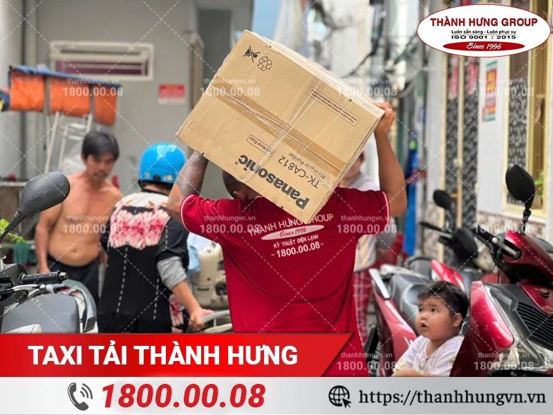 Nhân viên Thành Hưng vận chuyển tủ lạnh từ hẻm ra xe tải