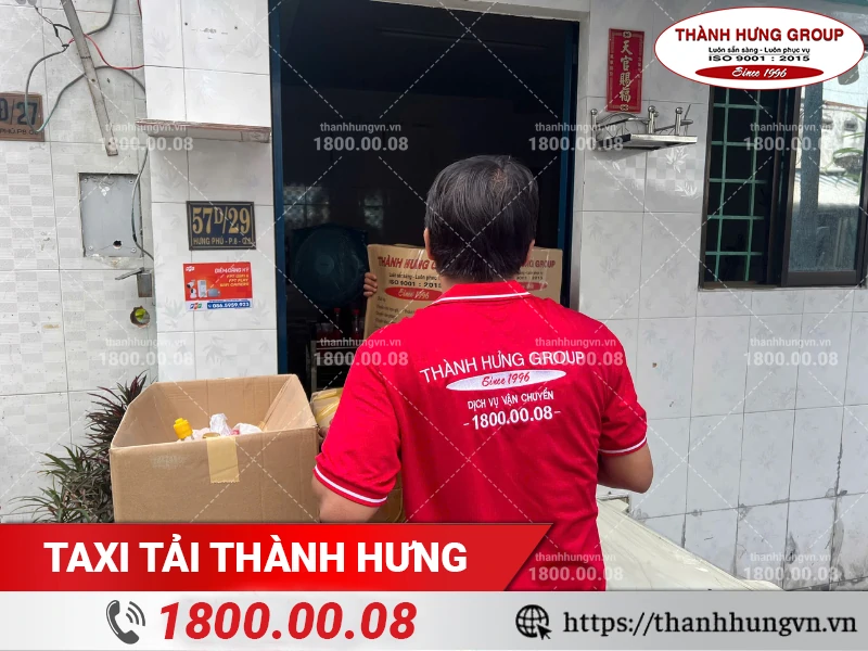 Đồ đạc đã được đóng gói cẩn thận và tập kết trước nhà