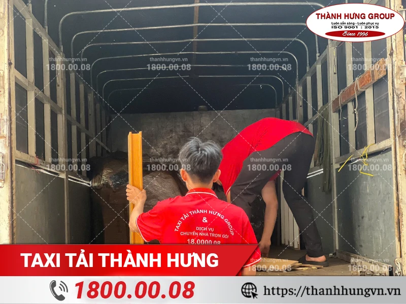 Các nhân viên đang sắp xếp lại đồ đạc gọn gàng trước khi chất đồ khác lên xe tải
