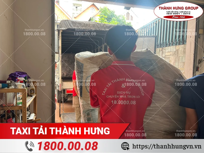 Nhân viên Thành Hưng đang bốc xếp đồ nặng khi chuyển nhà