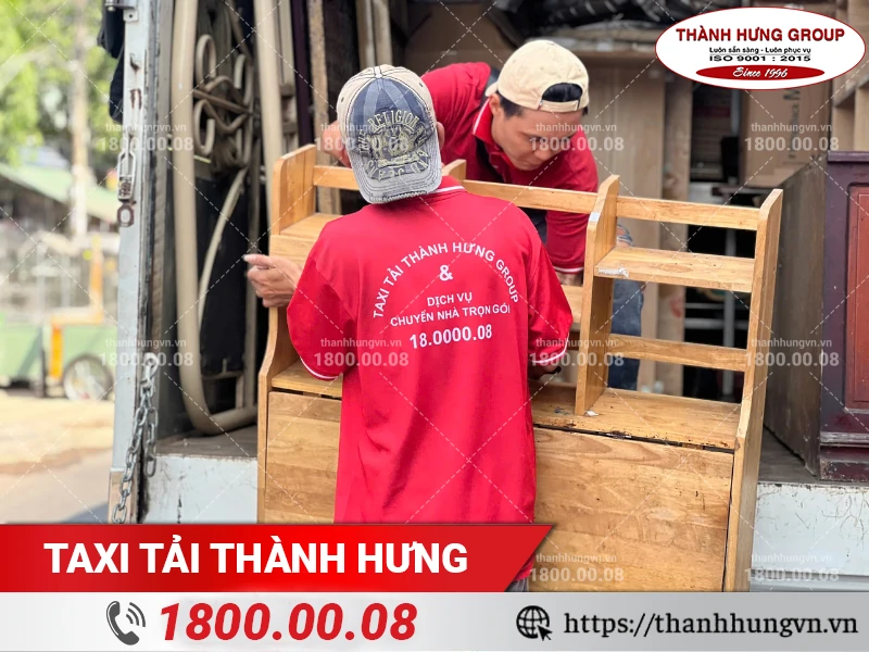 Nhân viên Thành Hưng bốc xếp bàn học lên xe