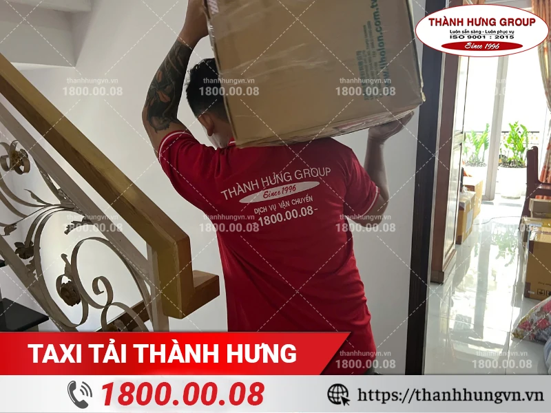 Nhân viên Thành Hưng vận chuyển đồ qua cầu thang hẹp