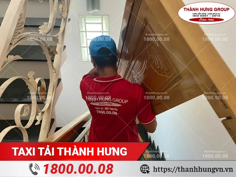 Nhân viên Thành Hưng đang vận chuyển một bộ phận của giường ngủ thông qua lối thang bộ