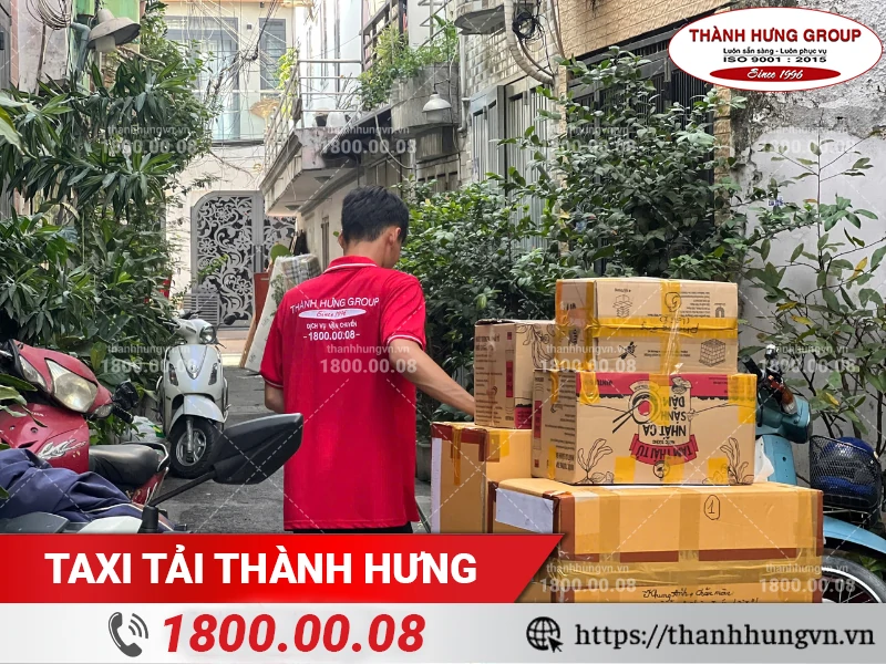 Nhân viên Thành Hưng đang vận chuyển một bộ phận của giường ngủ thông qua lối thang bộ