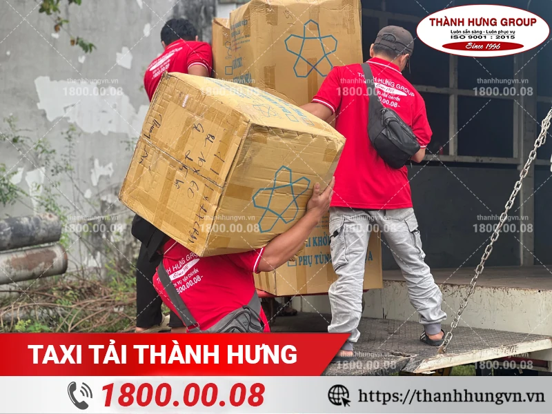Nhân viên Thành Hưng khuân vác thùng hàng cồng kềnh lên thùng xe tải
