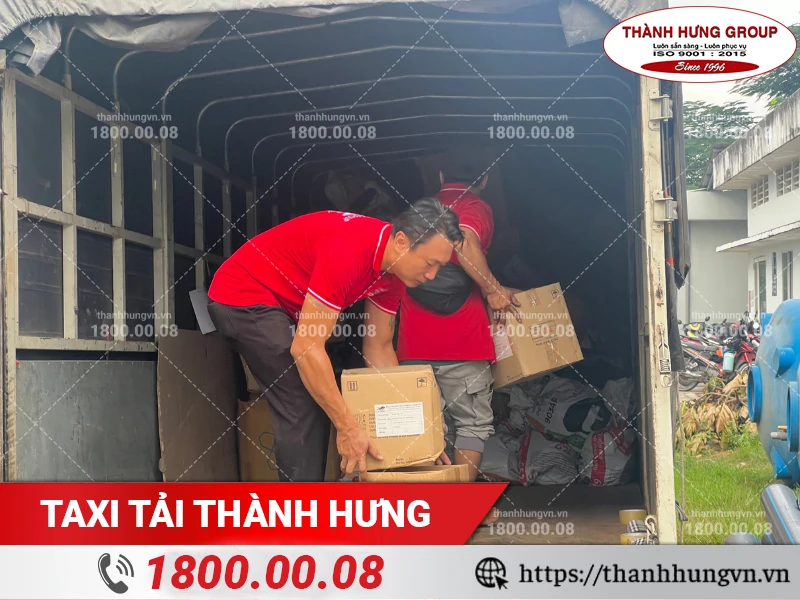 Nhân viên Thành Hưng đang sắp xếp hàng hoá gọn gàng để tránh va đập