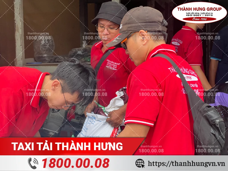 Nhân viên Thành Hưng đóng gói hàng hoá