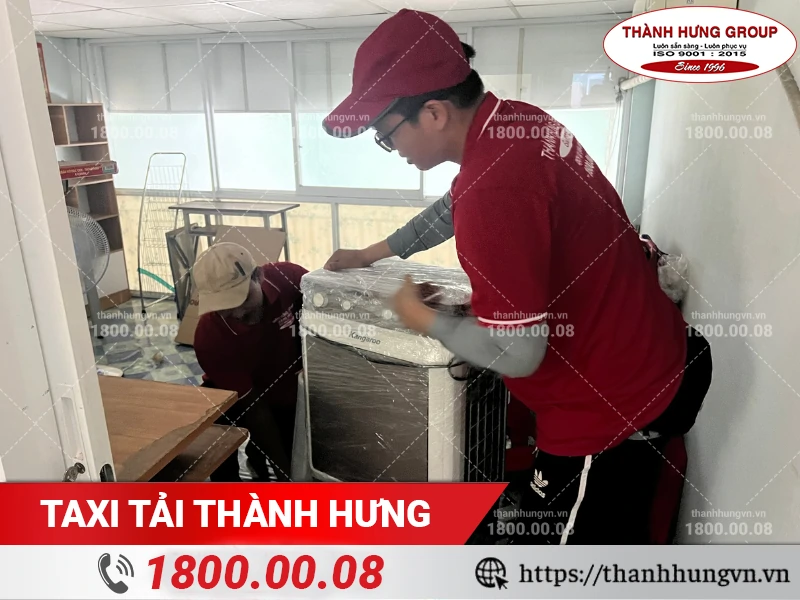 Nhân viên Thành Hưng đang đóng gói quạt hơi nước