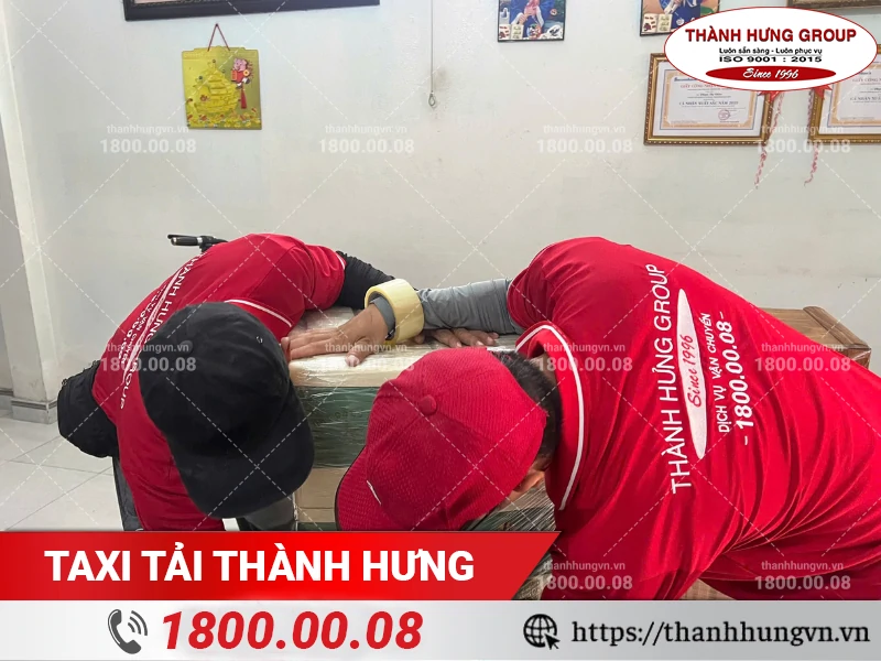 Nhân viên Thành Hưng đang đóng gói tủ đựng đồ nhựa