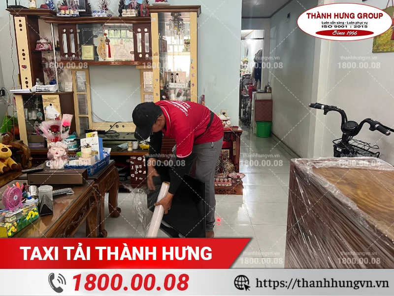 Nhân viên Thành Hưng đang đóng gói tivi cỡ nhỏ
