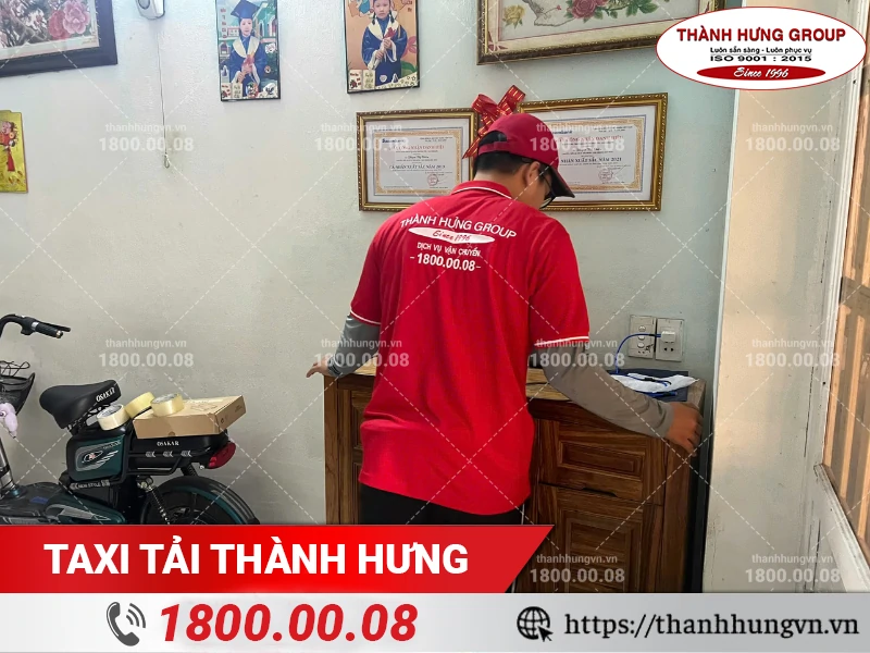 Nhân viên Thành Hưng vận chuyển tủ gỗ