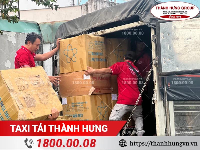 Nhân viên Thành Hưng vận chuyển các thùng hàng nặng vào trong xe tải