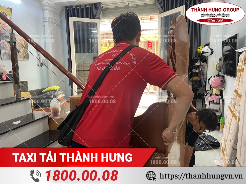 Nhân viên Thành Hưng đang vận chuyển tủ gỗ có gương cỡ lớn