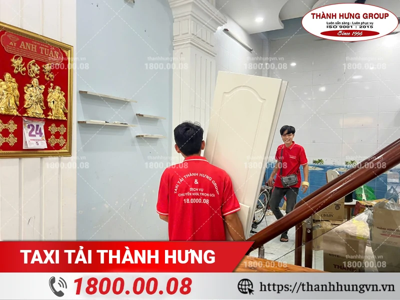 Nhân viên Thành Hưng đang vận chuyển cửa xuống tầng trệt
