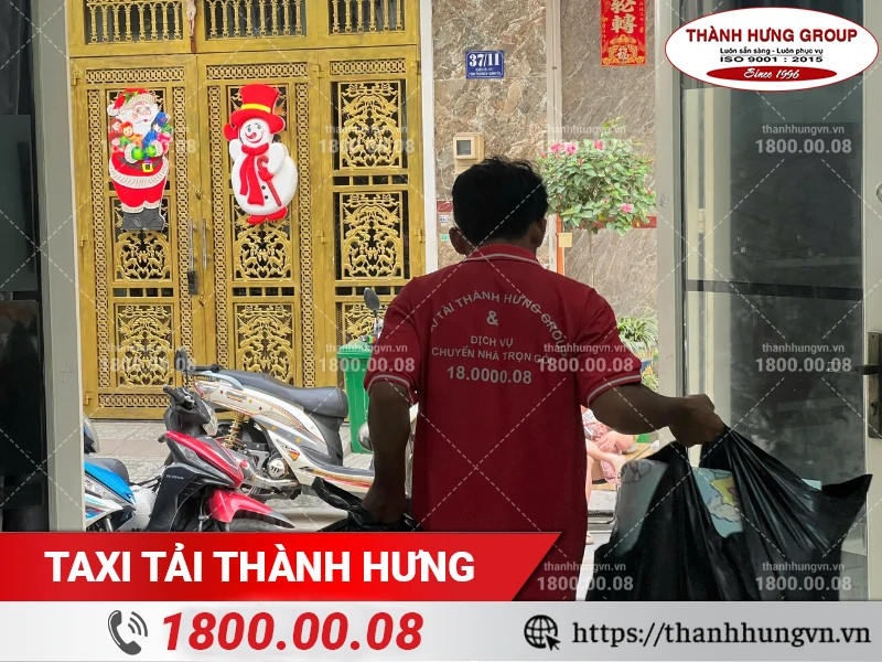 Nhân viên Thành Hưng vận chuyển bộ chăn ga gối nệm