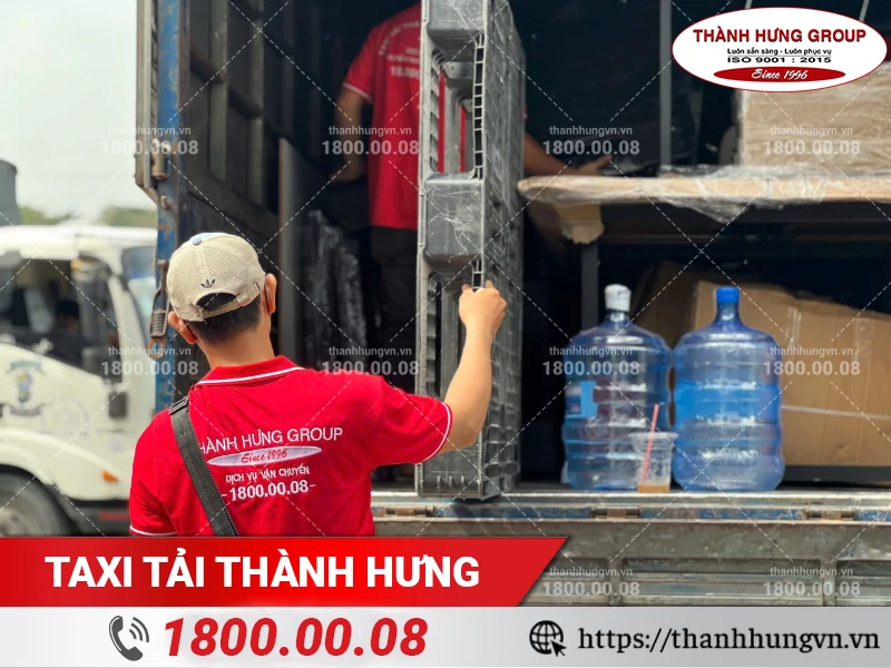 Nhân viên Thành Hưng đang chất pallet lên thùng xe