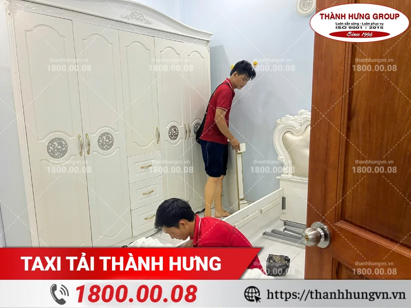 Nhân viên Thành Hưng đang tháo lắp giường ngủ