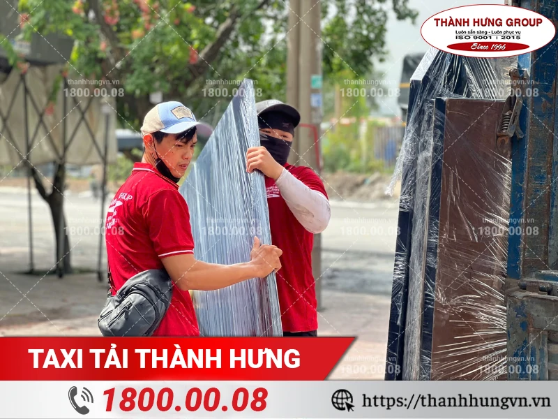 Nhân viên Thành Hưng đang bốc xếp tấm ván gỗ ép cỡ lớn