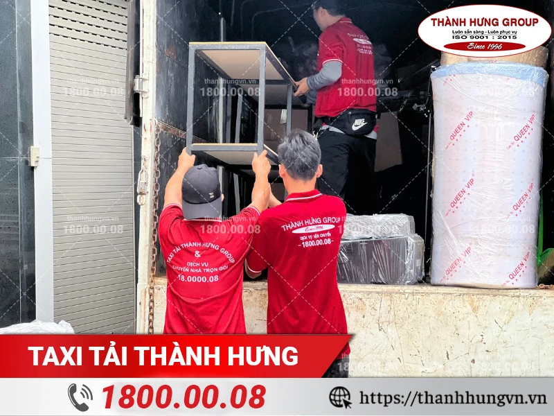 Nhân viên Thành Hưng bốc xếp kệ lên xe vận chuyển