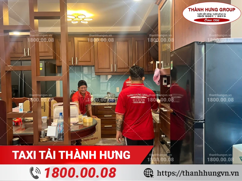 Nhân viên Thành Hưng đóng gói đồ dùng nhà bếp