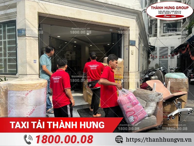 Nhân viên Thành Hưng vận chuyển đồ đạc đã đóng gói lên xe tải