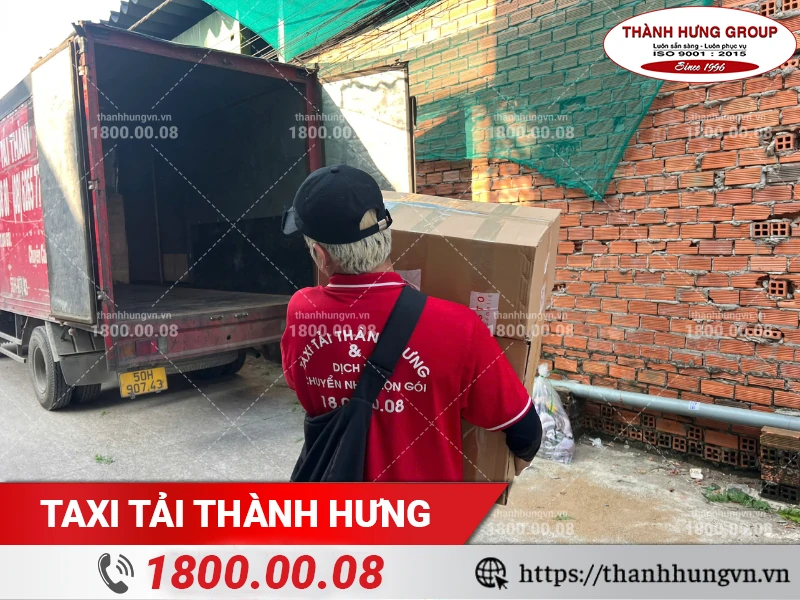 Nhân viên Thành Hưng chuyển đồ đã đóng gói ra xe tải