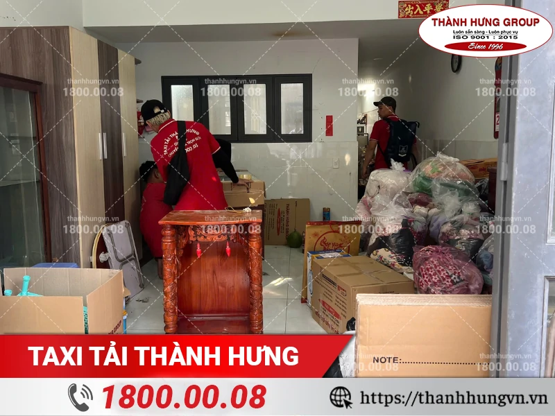 Nhân viên Thành Hưng đóng gói, bọc lót đồ đạc cẩn thận