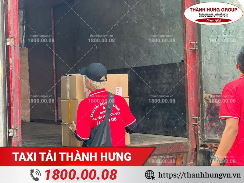 Nhân viên Thành Hưng bốc xếp đồ lên xe vận chuyển