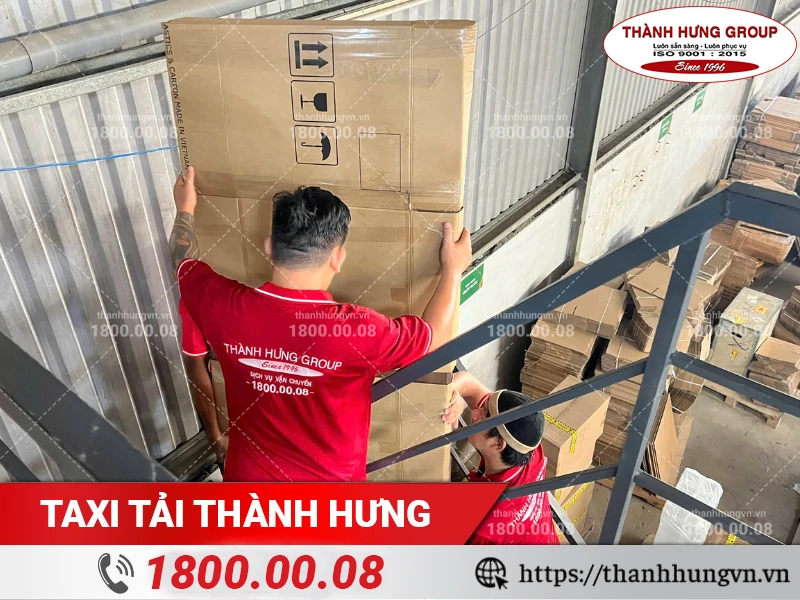 Nhân viên Thành Hưng vận chuyển hàng cồng kềnh đã được bọc lót cẩn thận