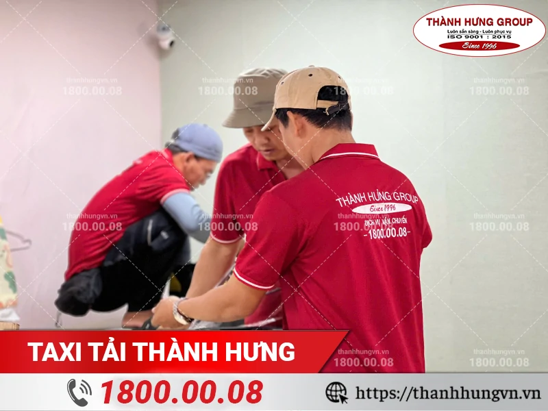 Nhân viên Thành Hưng đóng gói máy in bằng vật tư chuyên dụng