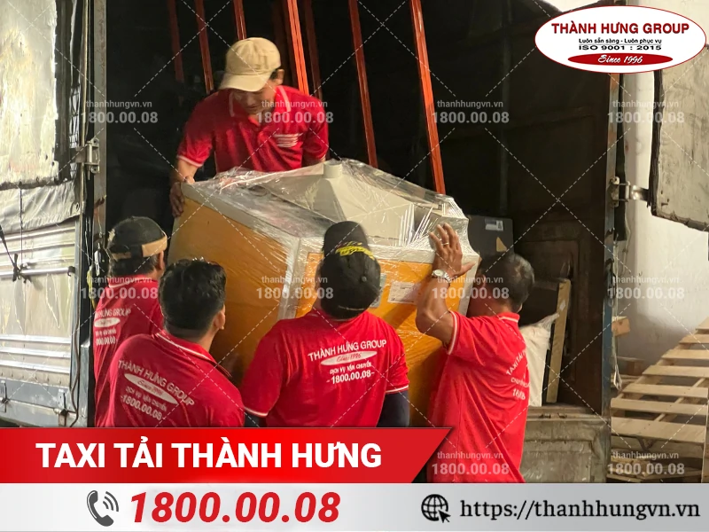 Các nhân viên Thành Hưng thực hiện bốc xếp máy photocopy lên thùng xe