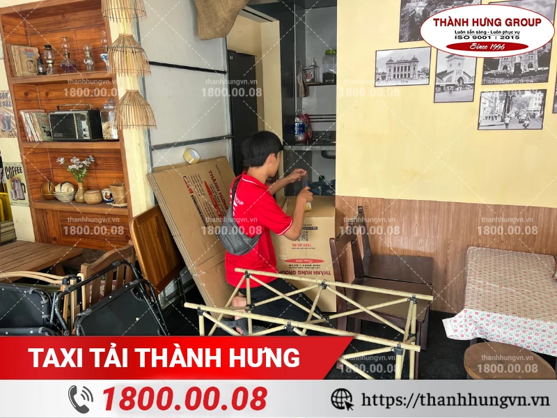 Nhân viên Thành Hưng đóng gói các khung kệ