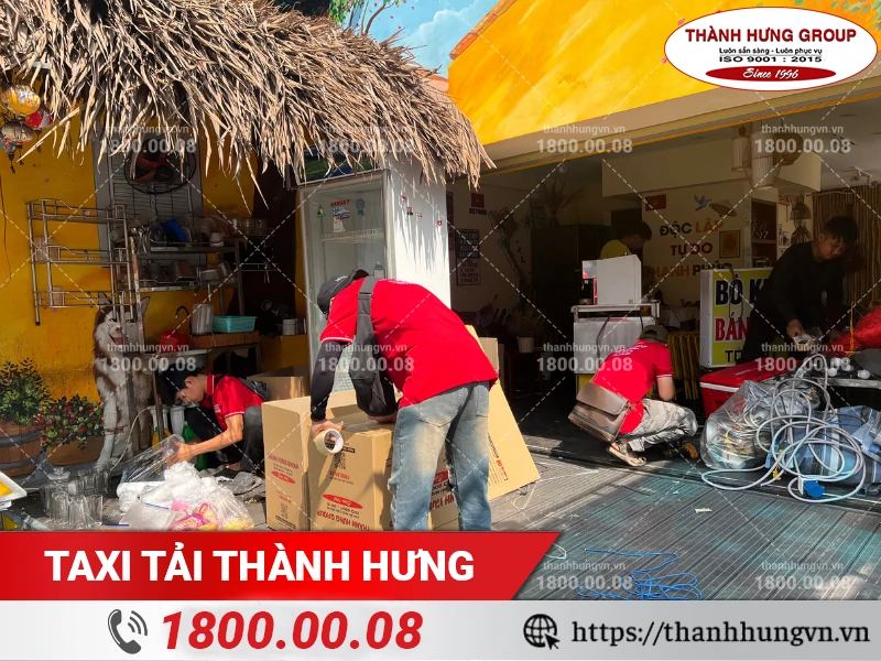 Nhân viên Thành Hưng chuẩn bị thùng carton để đóng gói đồ đạc