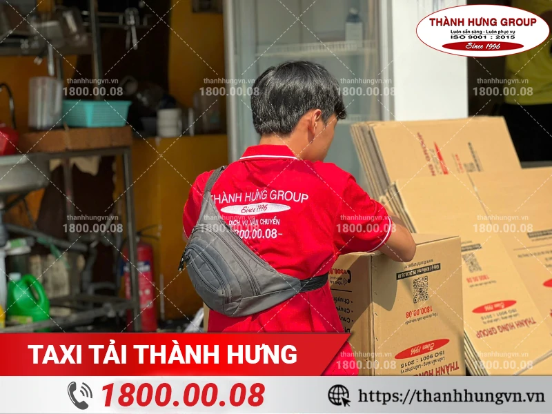 Nhân viên Thhành Hưng đóng thùng carton để chất đồ vào