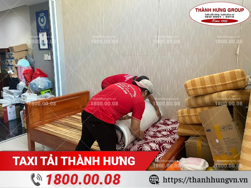 Nhân viên Thành Hưng xếp gọn nệm lại