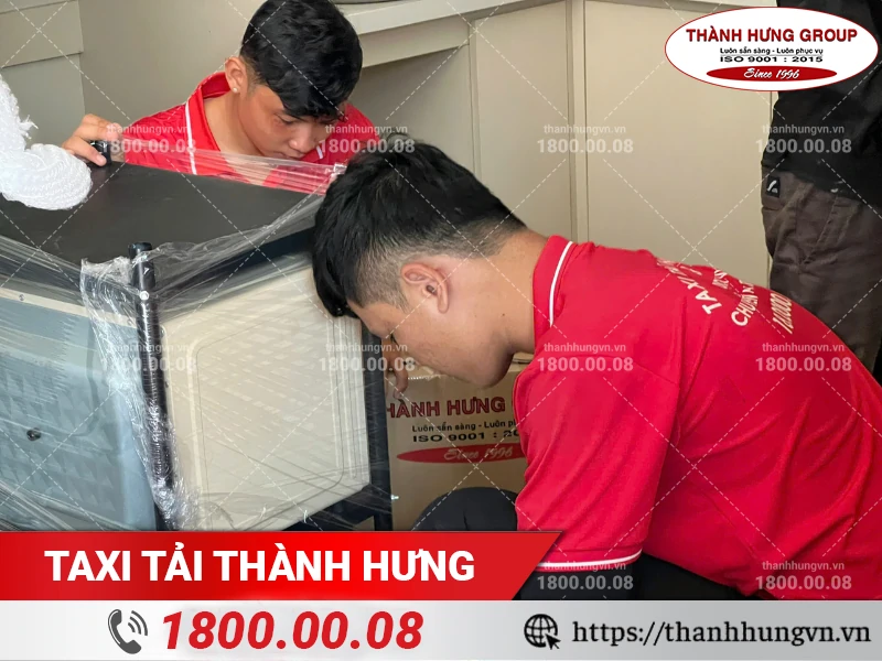 Nhân viên Thành Hưng đóng gói lò vi sóng