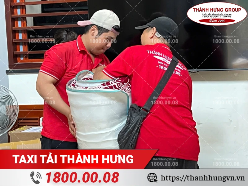 Các nhân viên Thành Hưng di chuyển nệm đã đóng gói đến khu vực tập kết đồ