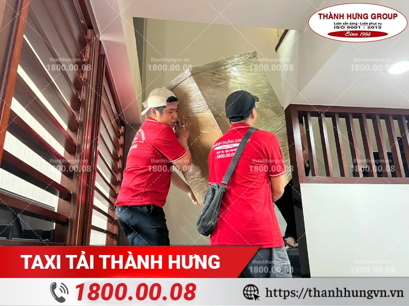 Các nhân viên Thành Hưng khuân vác hàng nặng bằng đường thang bộ