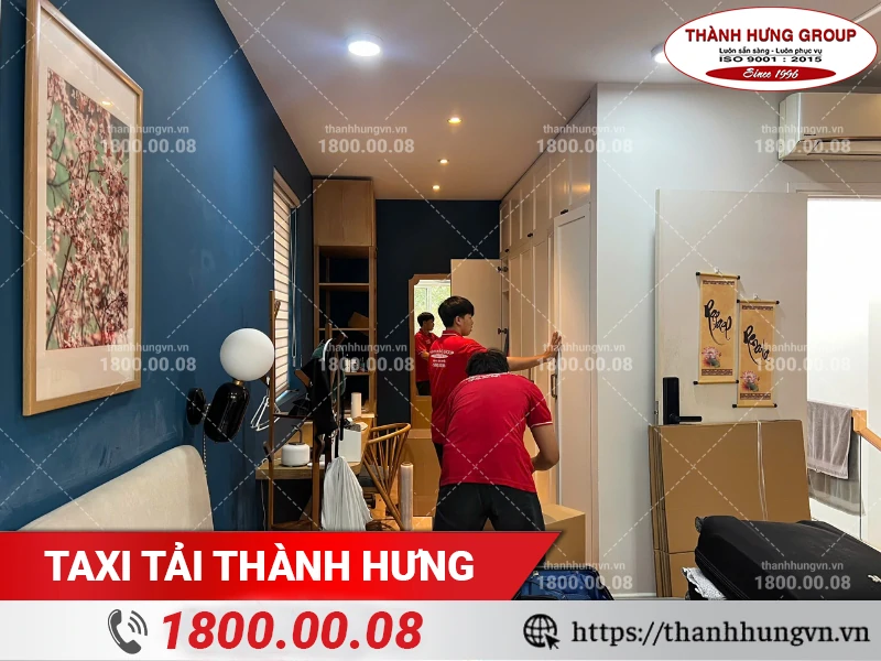 Nhân viên Thành Hưng đóng gói quần áo vào thùng carton