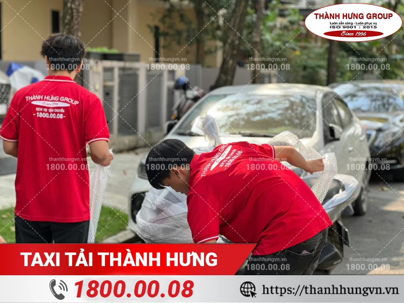 Nhân viên Thành Hưng đóng gói xe máy PCX