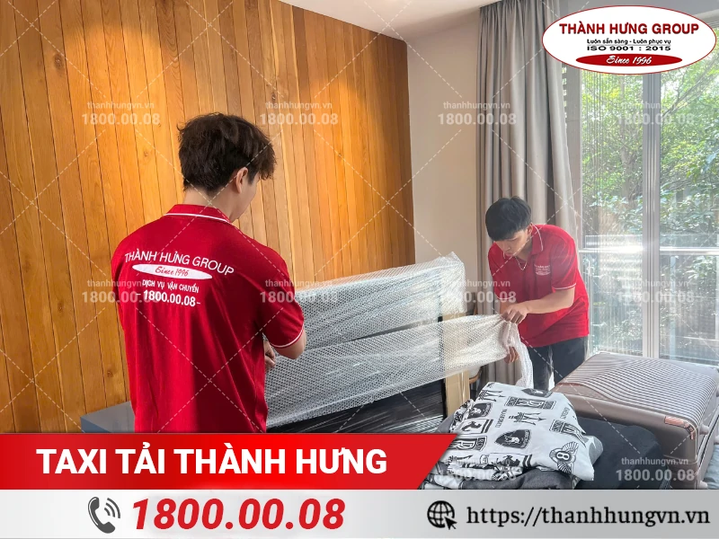 Nhân viên Thành Hưng cẩn thận đóng gói tivi màn hình cỡ lớn 