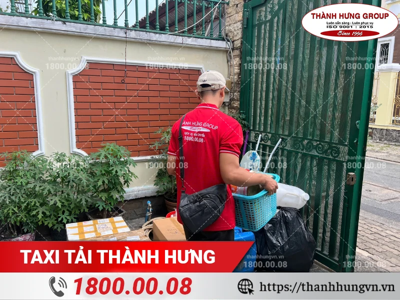 Nhân viên Thành Hưng bốc xếp đồ ra xe vận chuyển