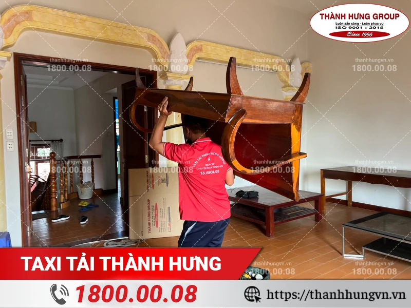Nhân viên Thành Hưng khuân vác ghế gỗ dài