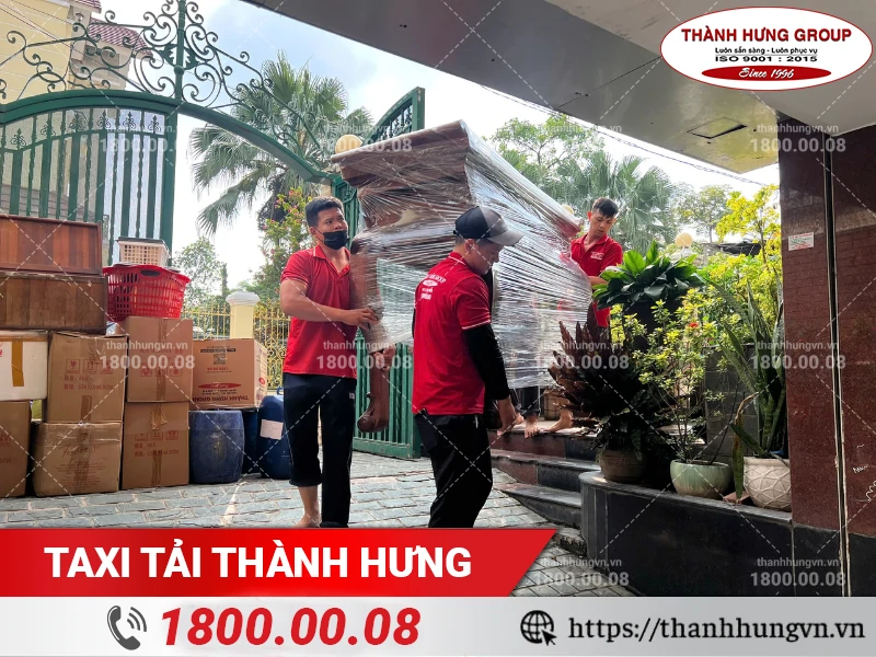 Nhân viên Thành Hưng vận chuyển bàn thờ ra xe tải