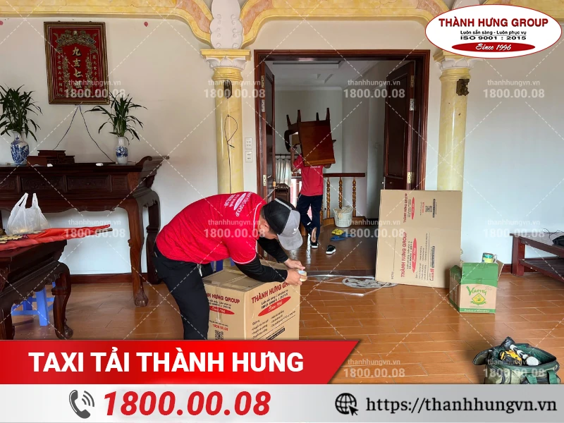 Nhân viên Thành Hưng chuẩn bị thùng carton để đóng gói đồ